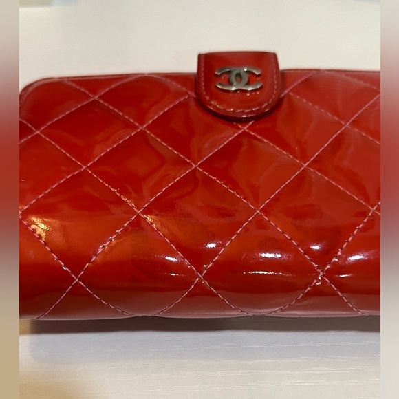 Chanel Matelassé Zip Wallet with Contrast Threading - Picture 14 of 14